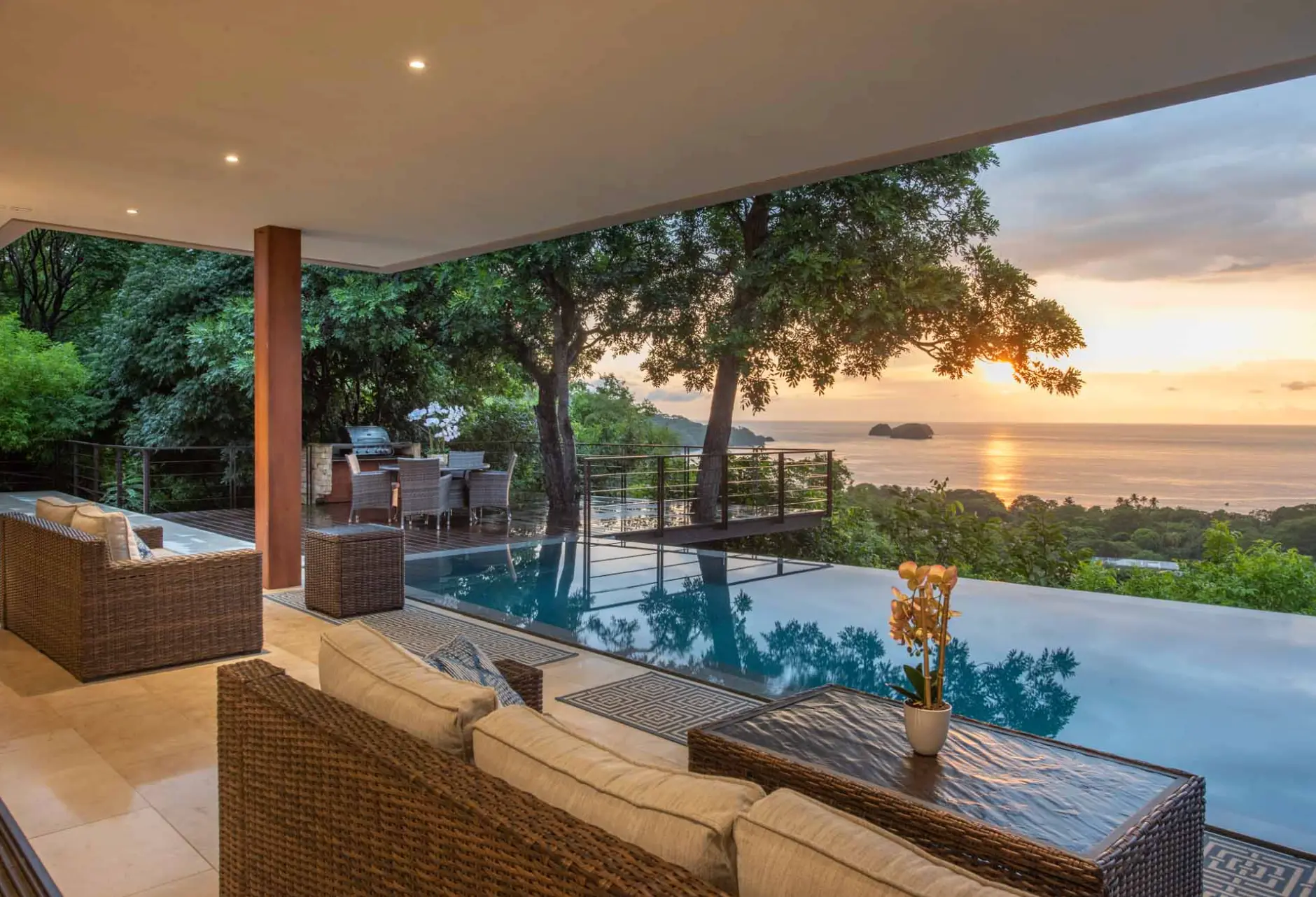 Interior de una casa costera en Guanacaste con puertas abiertas al jardín